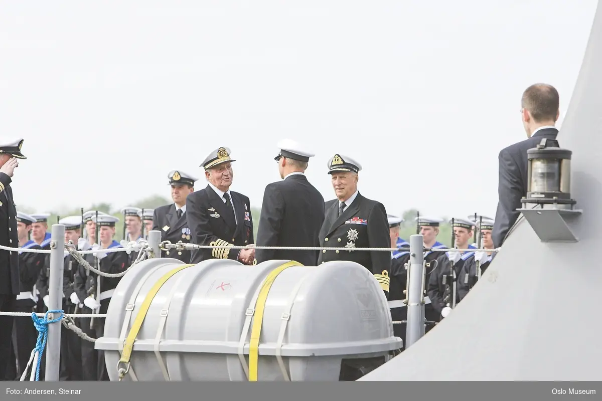 Konger, parade, uniform, marine, båt, sikkerhetsvakter, politi, bil, rød løper, militær, medlajer, tilskuere, presse, media, kvinne, mann,