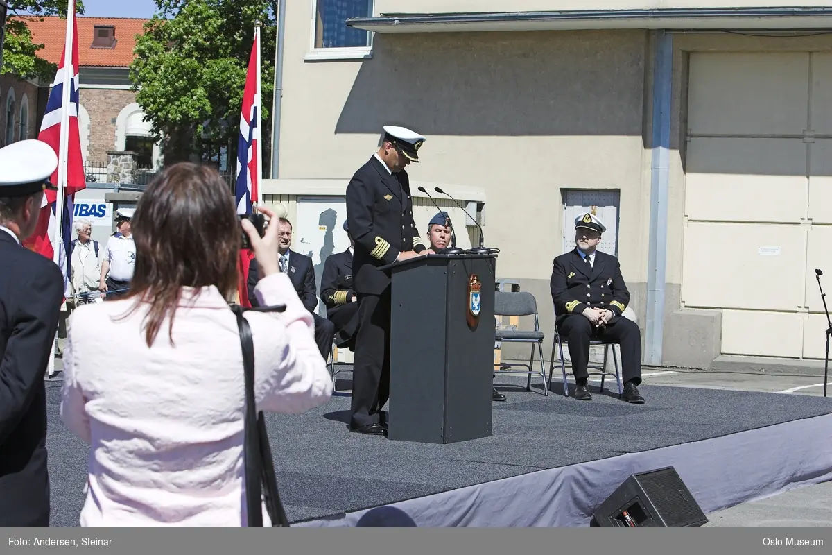 Politiker, militær, marine. forsvarsminister, forsvarssjef, uniform, talerstol, publikum, tilskuere, presse, media, korps, gaveoverrekkelse, parade, båt