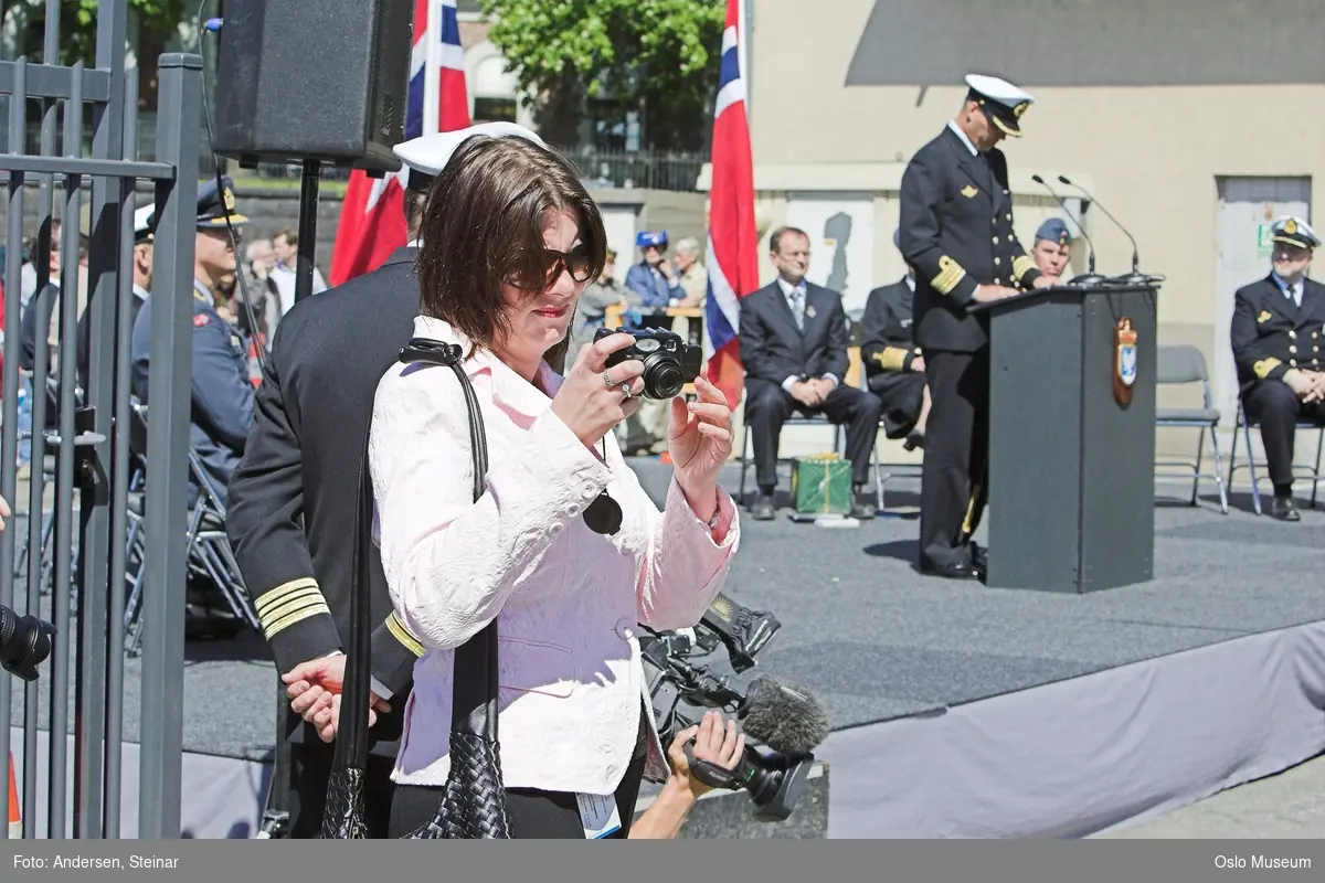 Politiker, militær, marine. forsvarsminister, forsvarssjef, uniform, talerstol, publikum, tilskuere, presse, media, korps, gaveoverrekkelse, parade, båt