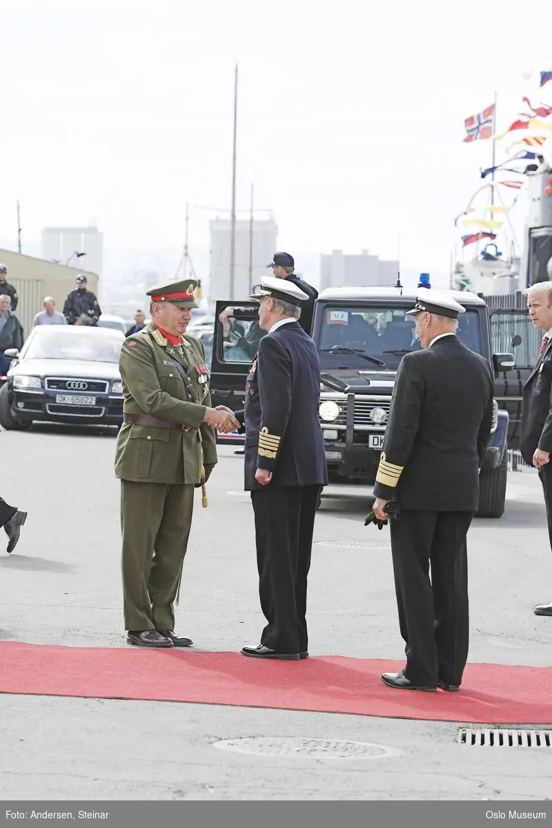 Konger, parade, uniform, marine, båt, sikkerhetsvakter, politi, bil, rød løper, militær, medlajer, tilskuere, presse, media, kvinne, mann,