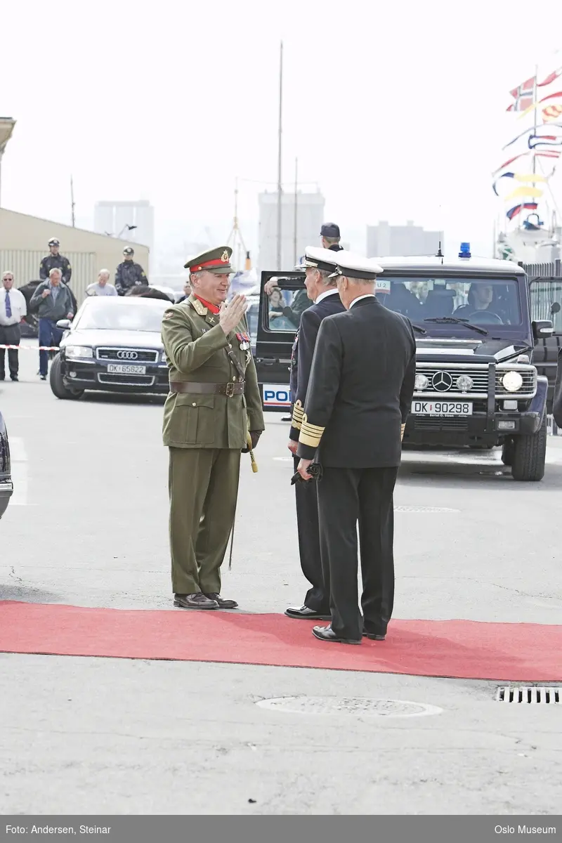 Konger, parade, uniform, marine, båt, sikkerhetsvakter, politi, bil, rød løper, militær, medlajer, tilskuere, presse, media, kvinne, mann,