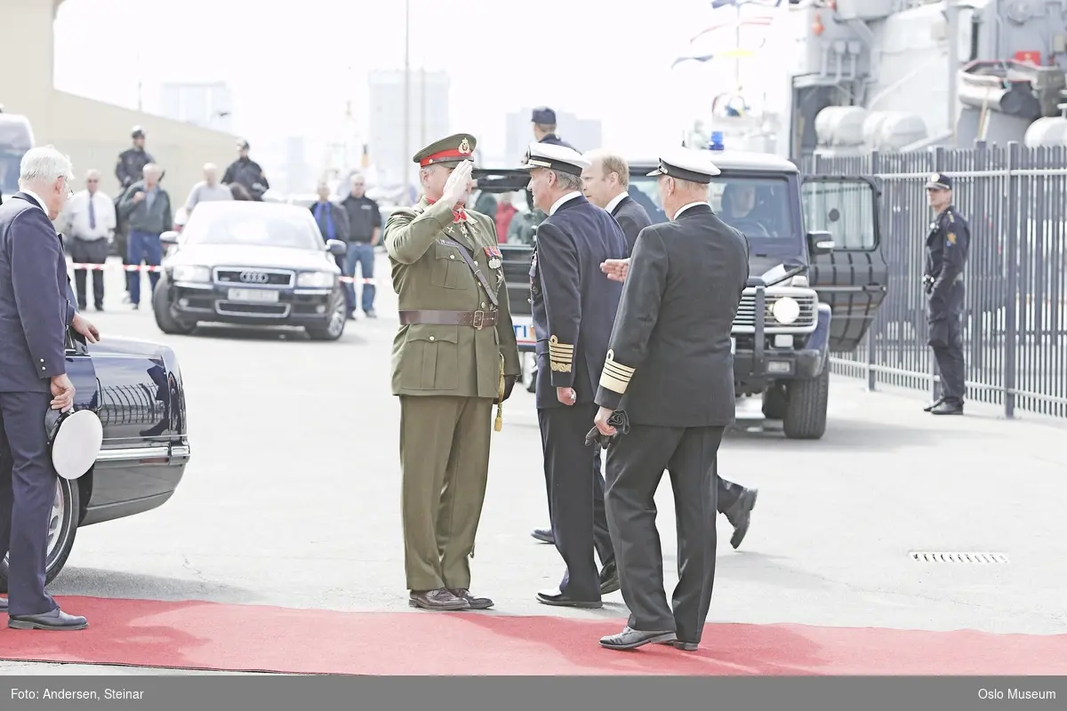 Konger, parade, uniform, marine, båt, sikkerhetsvakter, politi, bil, rød løper, militær, medlajer, tilskuere, presse, media, kvinne, mann,