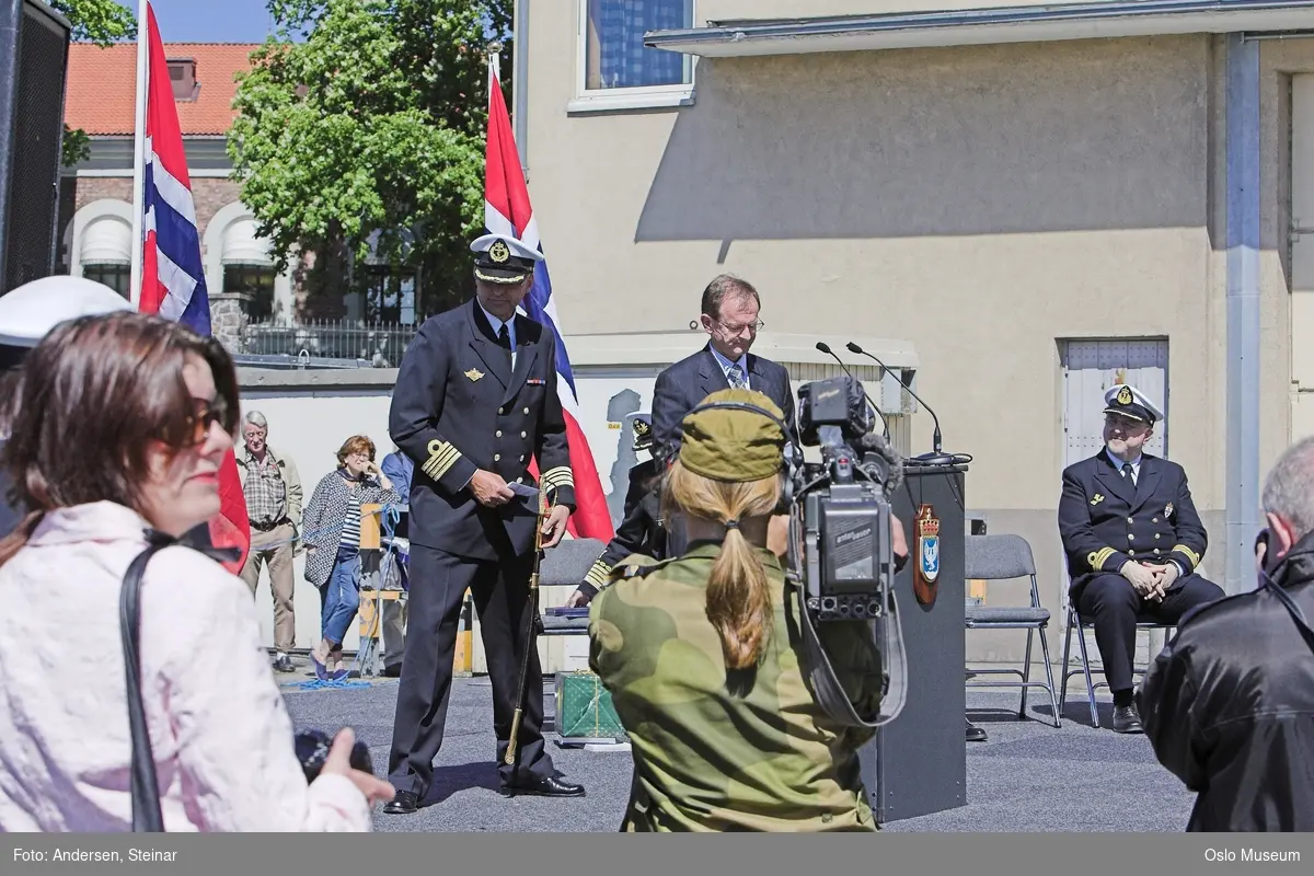 Politiker, militær, marine. forsvarsminister, forsvarssjef, uniform, talerstol, publikum, tilskuere, presse, media, korps, gaveoverrekkelse, parade, båt