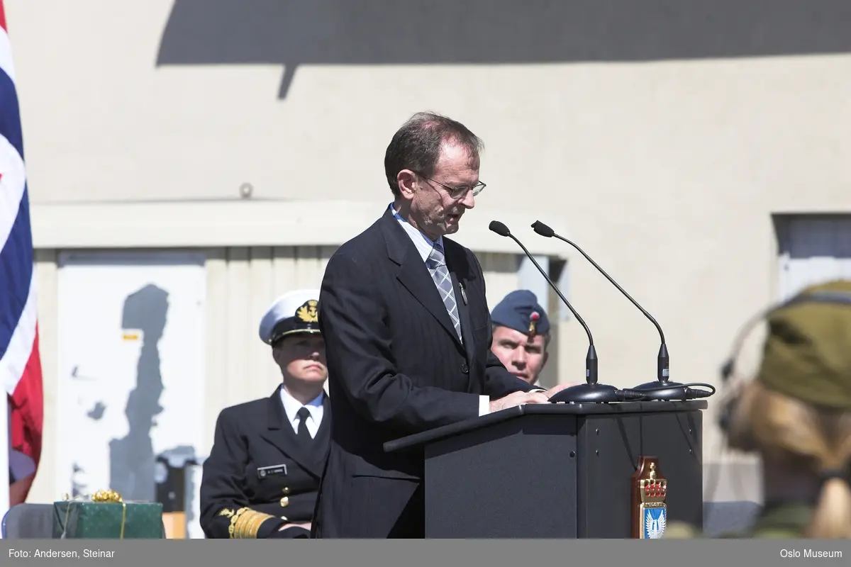 Politiker, militær, marine. forsvarsminister, forsvarssjef, uniform, talerstol, publikum, tilskuere, presse, media, korps, gaveoverrekkelse, parade, båt