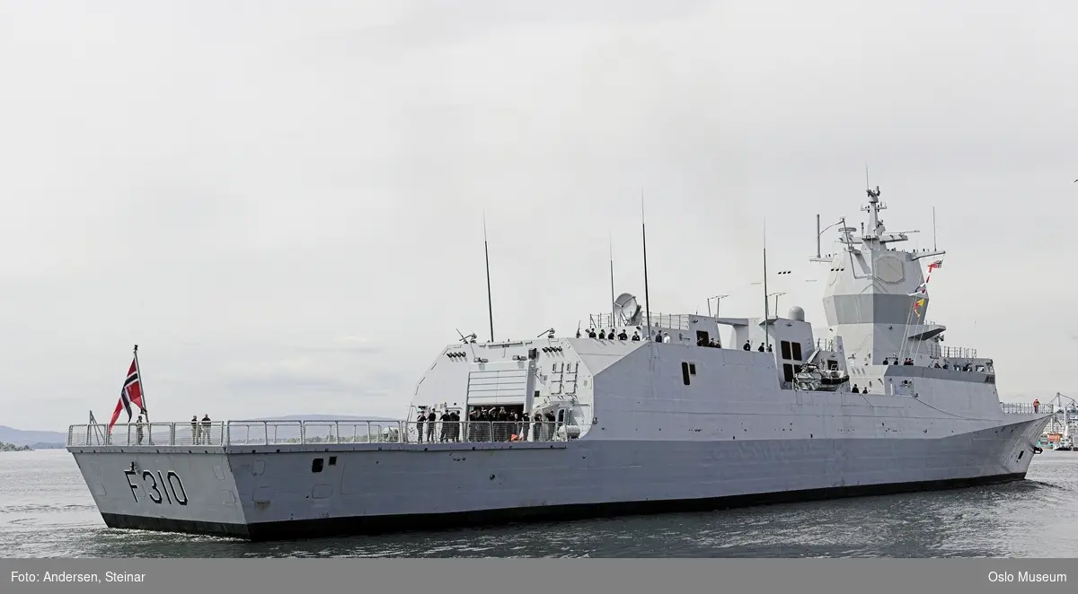 Konger, parade, uniform, marine, båt, sikkerhetsvakter, politi, bil, rød løper, militær, medlajer, tilskuere, presse, media, kvinne, mann,