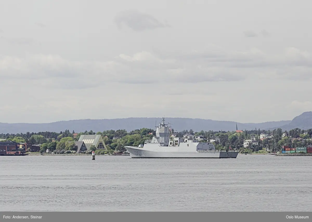 Konger, parade, uniform, marine, båt, sikkerhetsvakter, politi, bil, rød løper, militær, medlajer, tilskuere, presse, media, kvinne, mann,