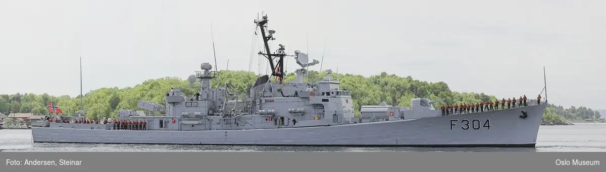 Konger, parade, uniform, marine, båt, sikkerhetsvakter, politi, bil, rød løper, militær, medlajer, tilskuere, presse, media, kvinne, mann,