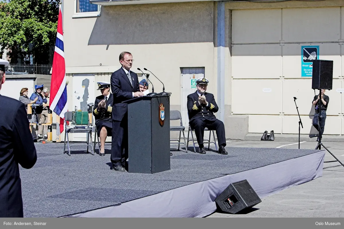 Politiker, militær, marine. forsvarsminister, forsvarssjef, uniform, talerstol, publikum, tilskuere, presse, media, korps, gaveoverrekkelse, parade, båt