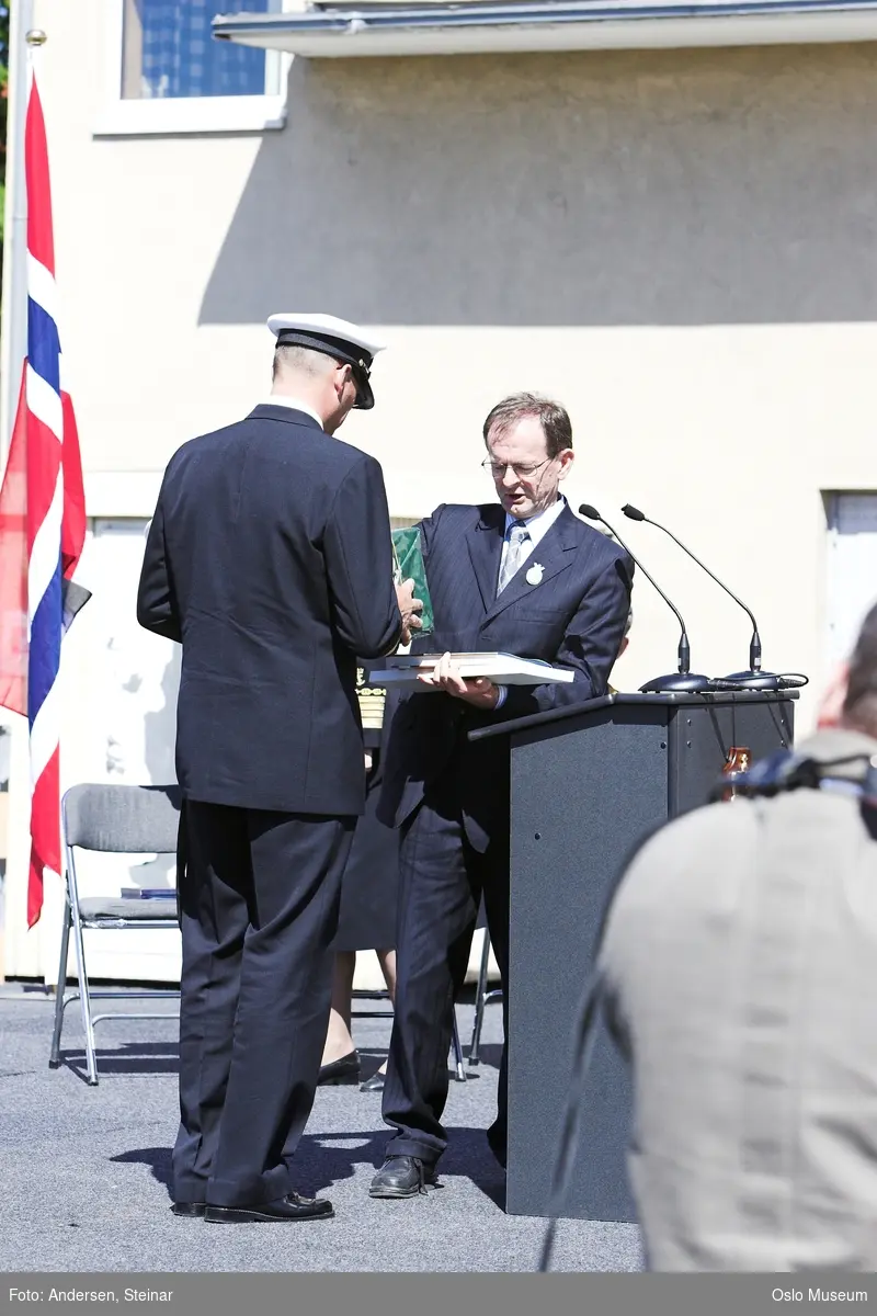 Politiker, militær, marine. forsvarsminister, forsvarssjef, uniform, talerstol, publikum, tilskuere, presse, media, korps, gaveoverrekkelse, parade, båt