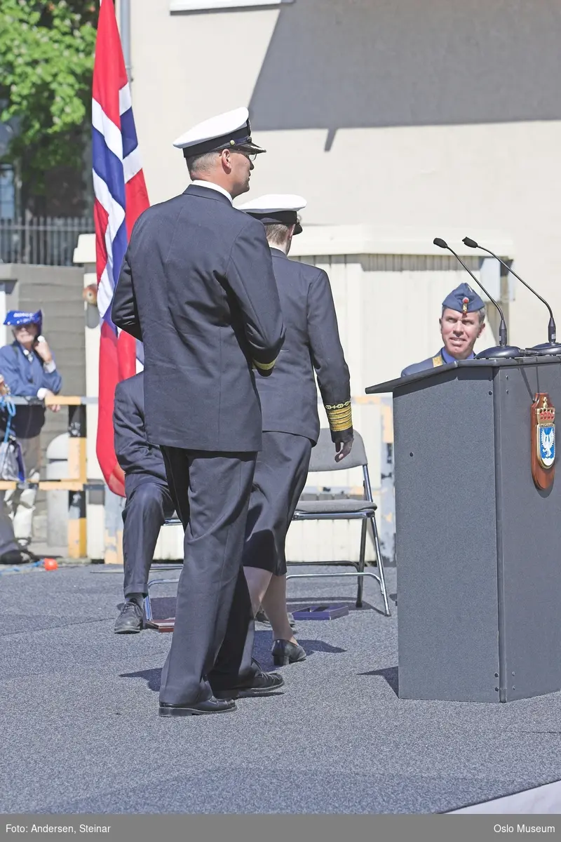 Politiker, militær, marine. forsvarsminister, forsvarssjef, uniform, talerstol, publikum, tilskuere, presse, media, korps, gaveoverrekkelse, parade, båt