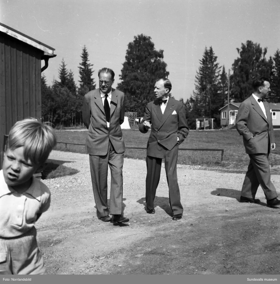Dubbelt statsministerbesök vid Östrandsfabriken med omgivningar samt bygget av Bergeforsens kraftverk. Tage Erlander och Danmarks H.C. Hansen med sällskap studerar Medelpadsk industri.