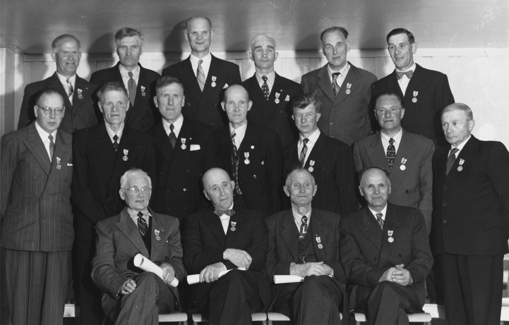 Medaljefest 1957,for lang og tro tjenseste på Nesbruket.
Fra venstre bak: Mikal Kleivhaug, Lars Drevland, Norvald Ludvigsen, Egil Rynesli, Thomas Mathisen, Olav Hansen.
Midt.r. Fra venstre: Teodor Andersen, Ottar Isaksen, Ole Moheim, Birger Andreassen, J.Strand, H.Kvalfors, K.Olufsen.
Foran fra venstre: Peter Mathisen, Anders Hvidtsten, Jens Larsen, Petter Haugberg.
Fraværende: Odin Alsgård, Leif Berntsen, Olaf Berntsen, Anders Grane, A.Isaksen, T.Mikalsen, A.Solheim.