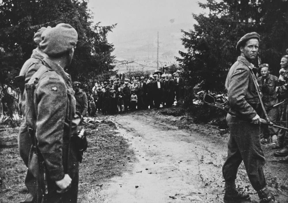 Natt til 12 mai 1945 lå de norske gutta,soldatene, fra Atostugan, på doktergården i Hattfjelldal.
O.Dyrnes, L.Langås, G.Nordal og A.Salvesen