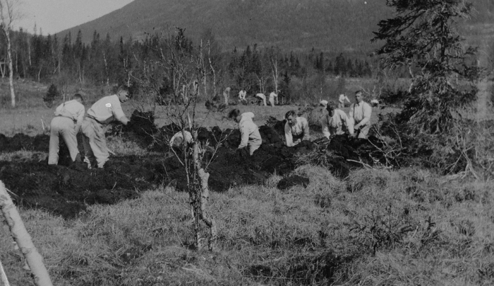Grøftegraving på Drevjamoen. Soldater
