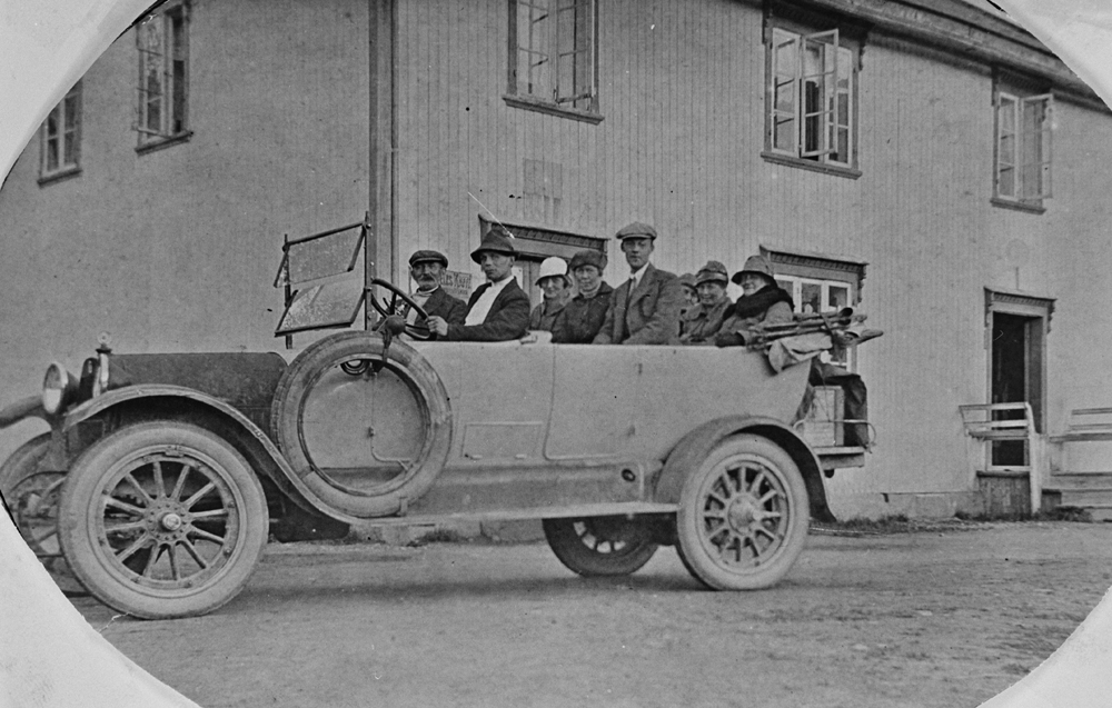 Fellingfors 1918, 10 seters Studebaker, kjøpt i 1917, pris 16000,- Ble brukt i trafikk mellom Mosjøen og Susendal fra 1919, men på dette bildet er den leid av tollbetjent Odin Bakken og hans familie. Ved rattet Erling Kappskarmo.