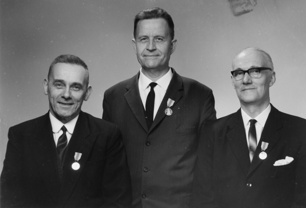 Vefsn Meieri. Jacob Hammarheim (maskinist), Gudmund Fridheim(kontorsjef), Sverre Stenersen(meieribestyrer). Tildelt medaljer i 1974