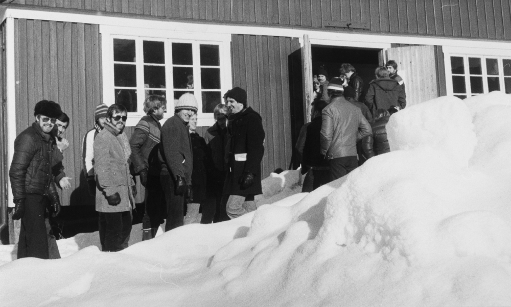 Repetisjonsøvelse på Drevjamoen mars 1980.
Kø ved utlevering av materiell.