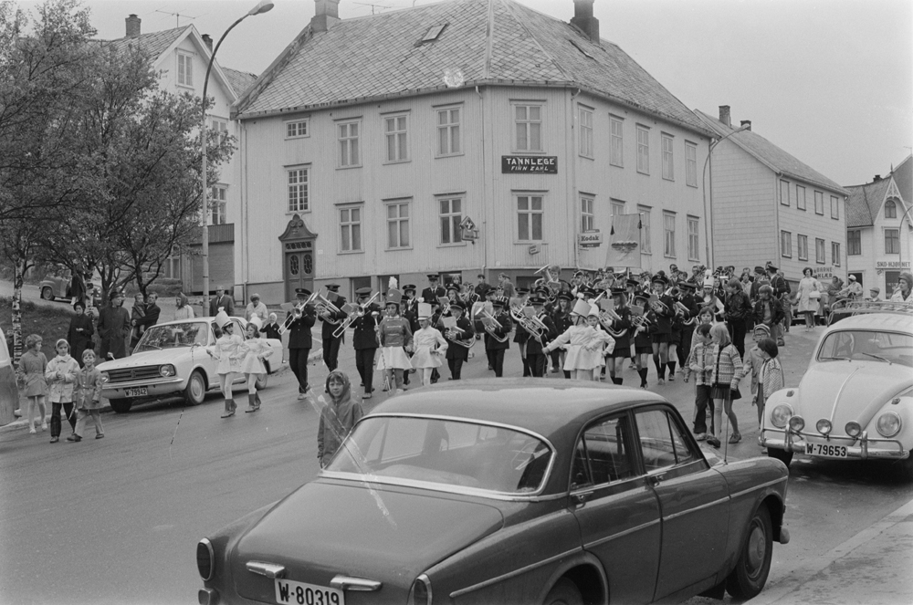 Mini musikkstevne i Sandnessjøen. Korpsmusikere som går i tog i Torolvsgt.