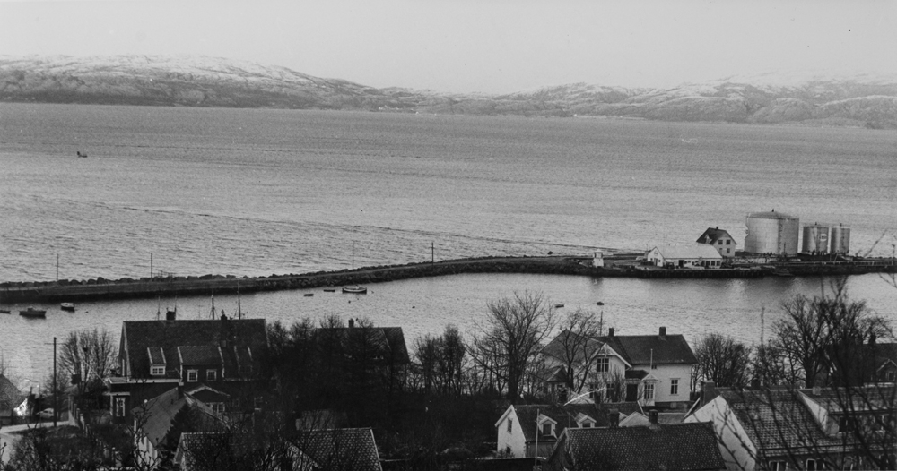 Sandnessjøen havn med moloen.