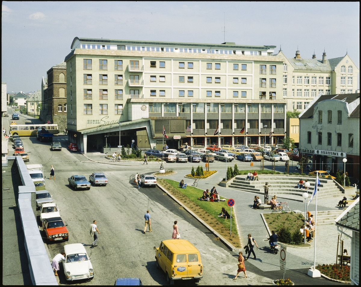 Hotel Saga i Haugesund sett fra taket på Haraldsgata 126. I forgrunnen er "Steinparken". Utestedet "Snorre" er på fremsiden av hotellbygget.