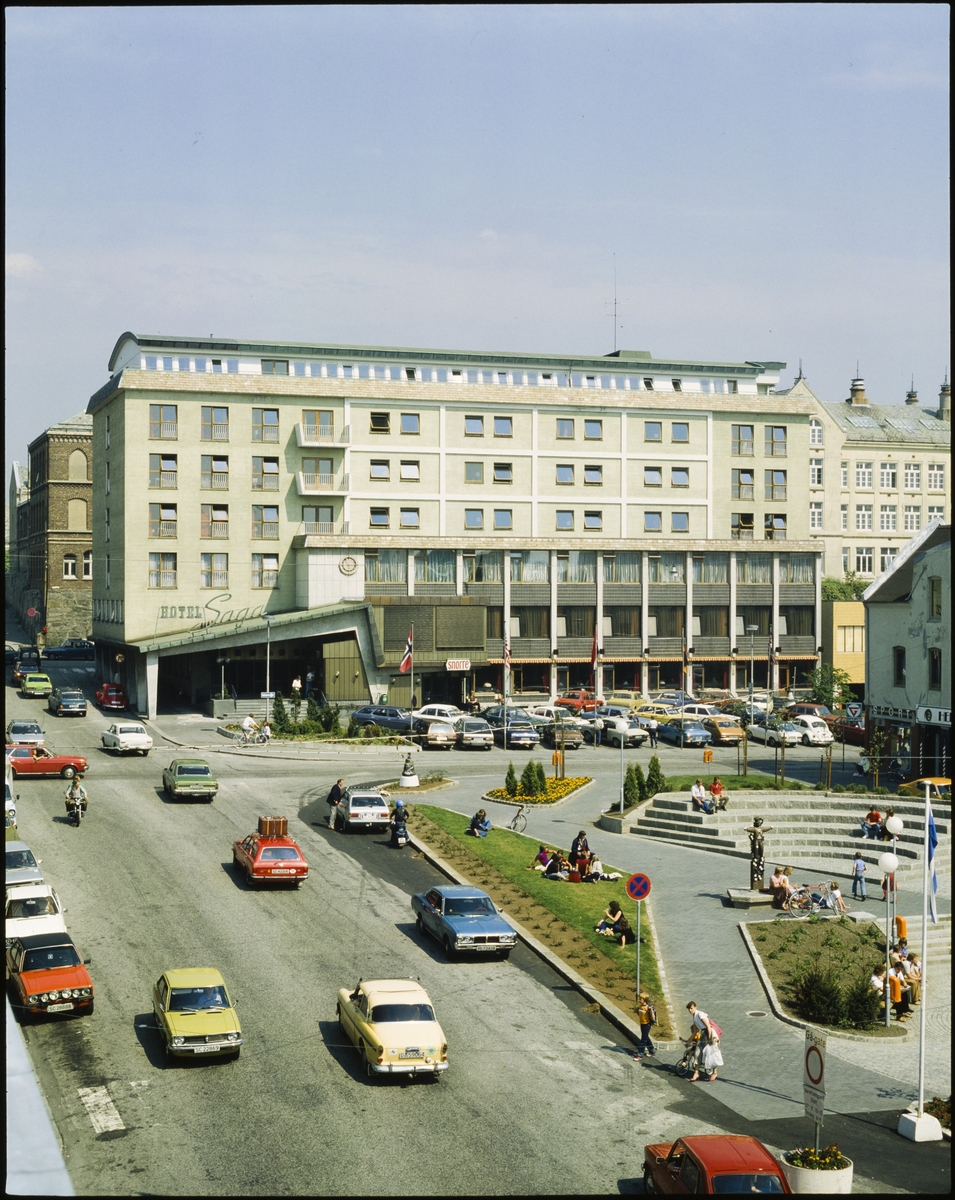 Hotel Saga i Haugesund sett fra taket på Haraldsgata 126. I forgrunnen er "Steinparken". Utestedet "Snorre" er på fremsiden av hotellbygget.