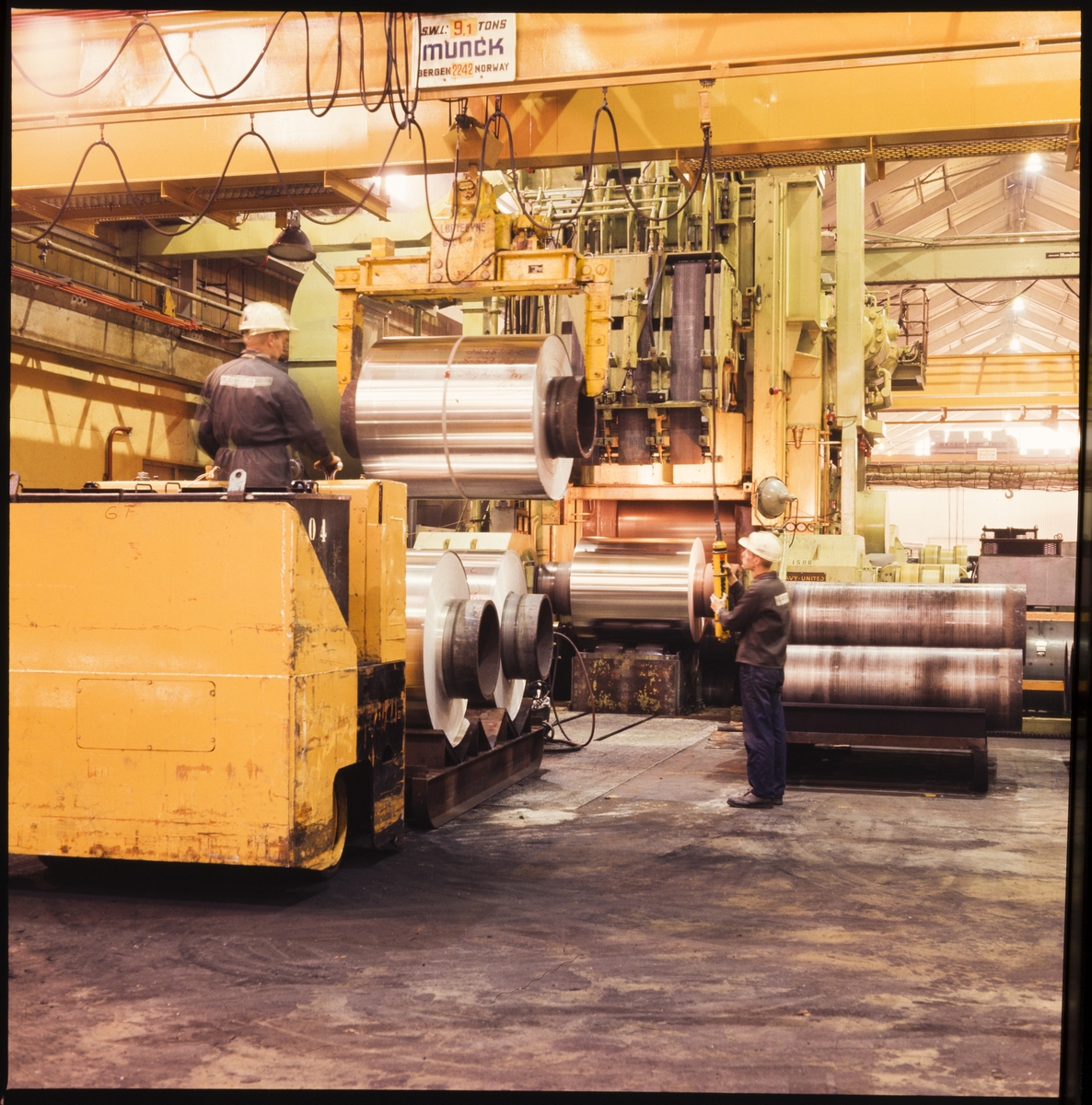 Bilder fra Alnor Aluminium på Karmøy. Det er bilder fra smelteverket, store aluminiumsplater på rull, et verksted, og ulike aluminiumsprodukter.