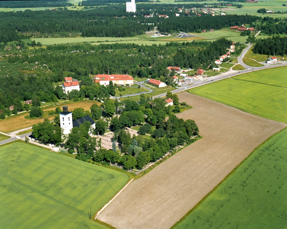 Flygfoto över Simtuna med Simtuna kyrka, Uppland 1972