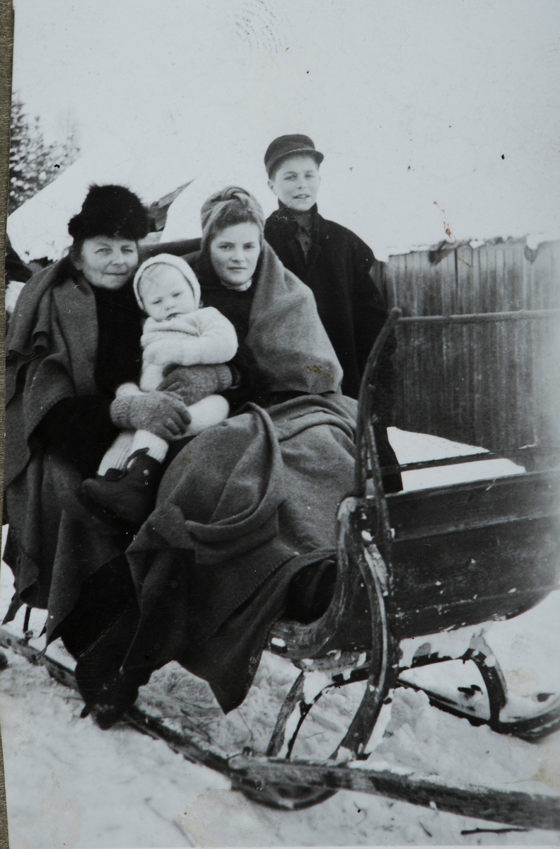 F.v Berta Haugsrud, Aud barbro Nilsen, Jorun Haugsrud, Bjørn Haugsrud,  Ottestad, vinteren 1945. Sledetur.