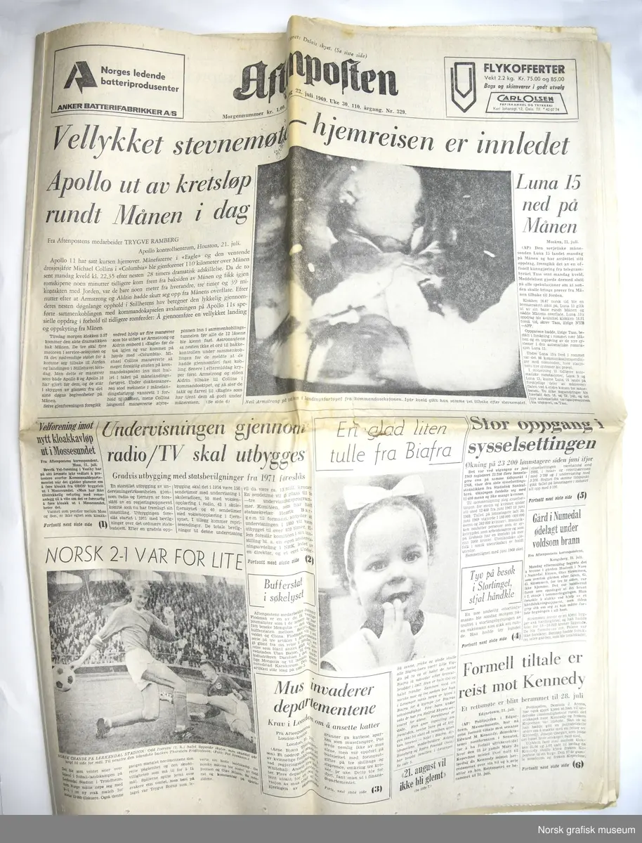 En samling med forskjellige avispapirer: Stavanger Avis, 1ste mai, VG, Merkur, Stavangeren, Aftenposten og Morgenbladet.