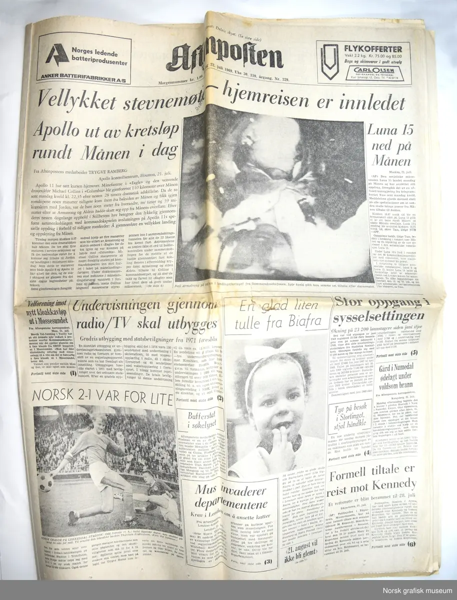 Eksemplar av Aftenposten om månelandingen i 1969.