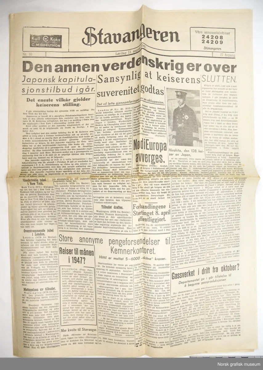 Eksemplar av avisen Stavangeren som omhandler den japanske kapitulasjonen etter andre verdenskrig.