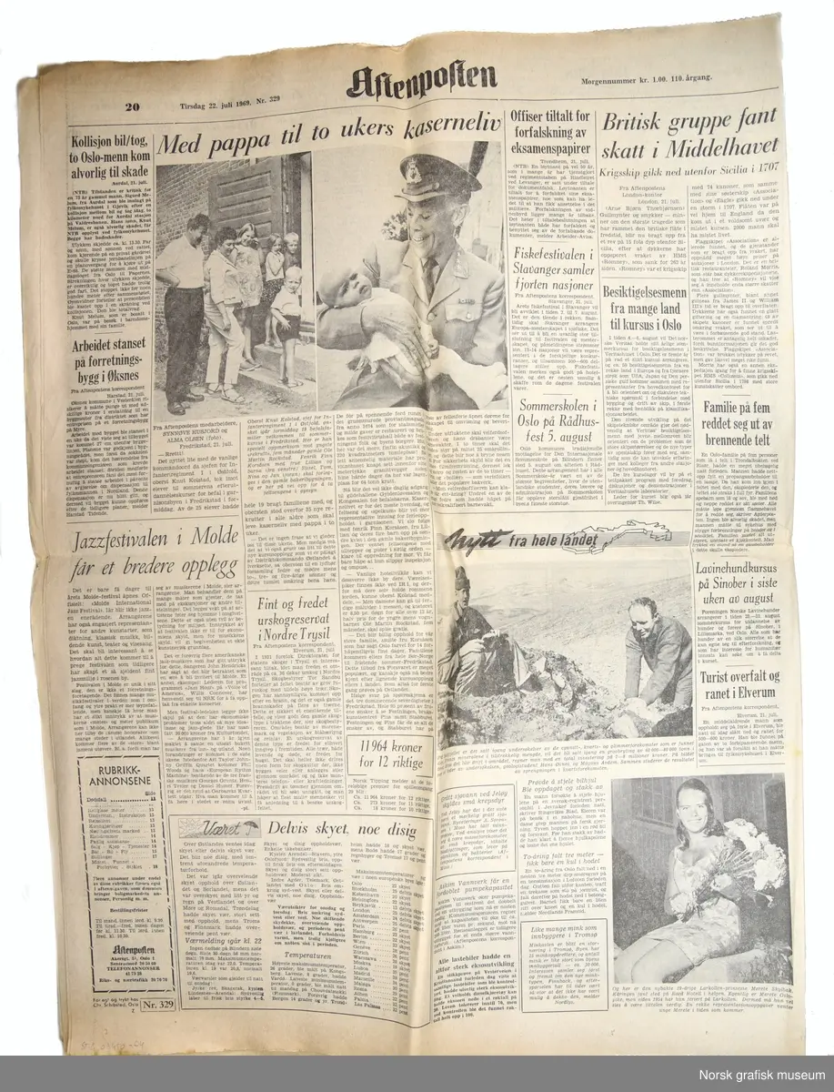 Eksemplar av Aftenposten om månelandingen i 1969.