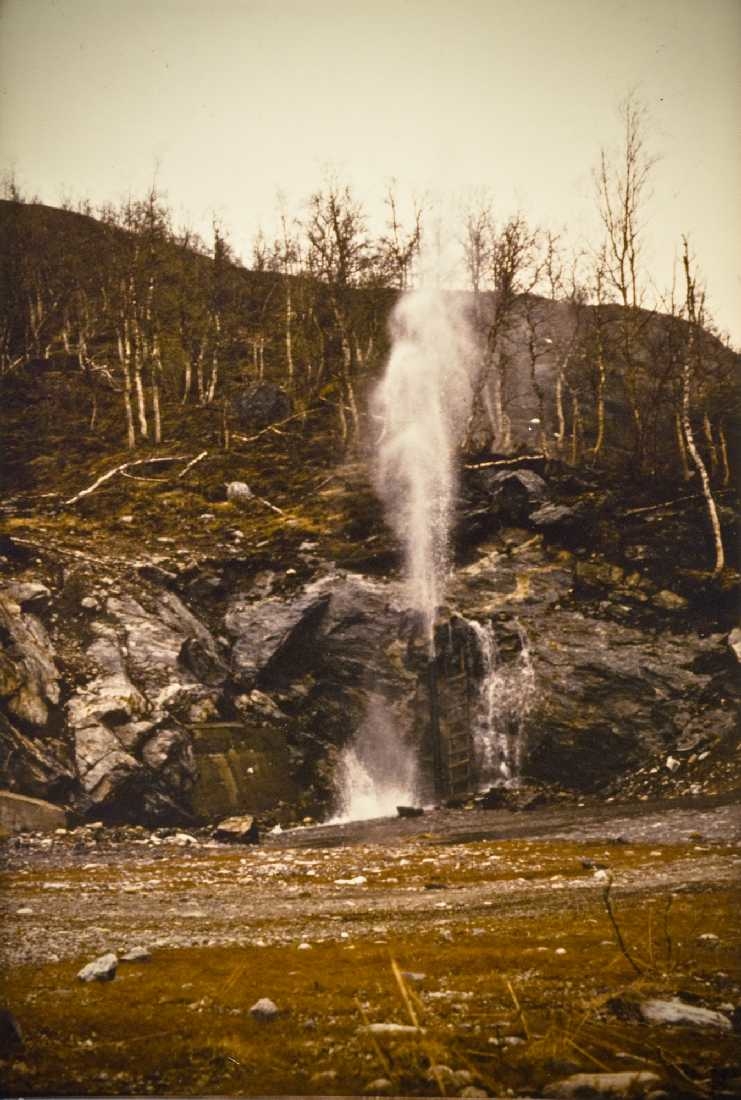 opprinnelig arkivnr. 0393-c.
Vefsna. Inntak Gluggvatn, tverrslaget, t.v. bekkintak og luftehull, luftutblåsing
