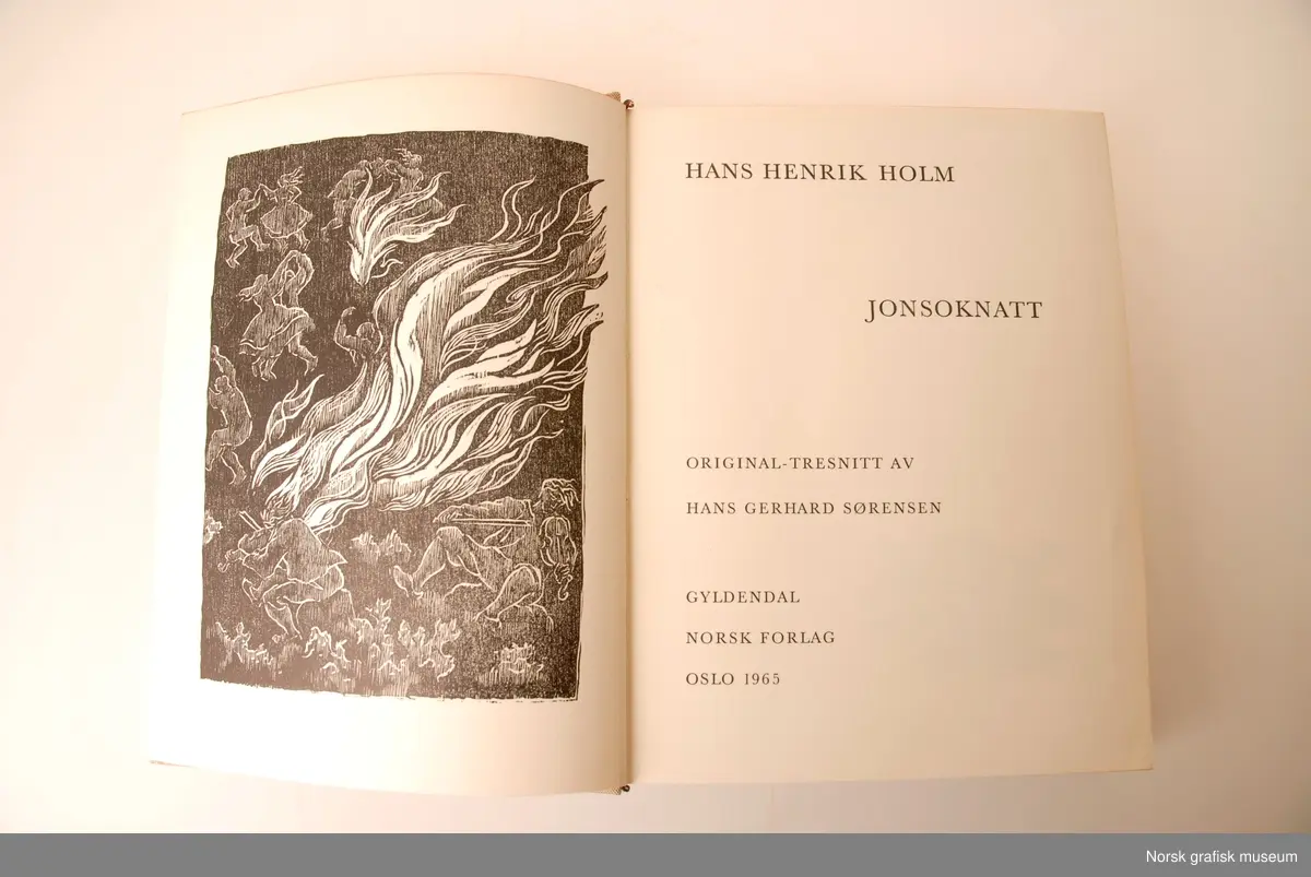 Boken Jonsoknatt, første bind i Norsk Folkeepos, av Hans Henrik Holm. Denne utgaven har tresnitt av Hans Gerhard Sørensen.