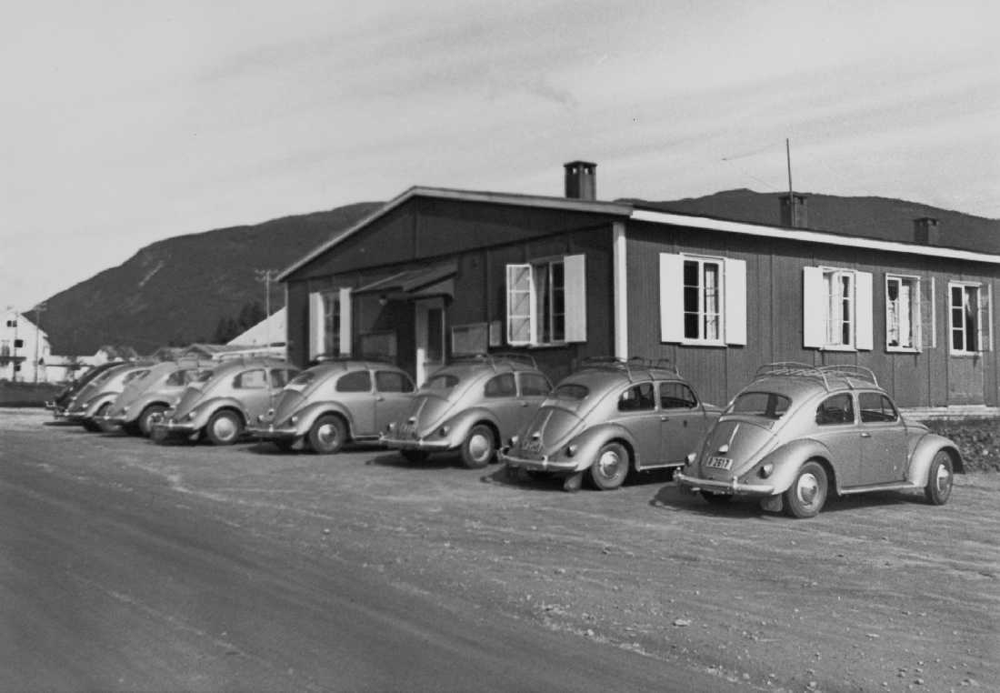 Opprinnelig arkivnr. 0656.
Felles. Kontorbrakken i Korgen. Her holdt anleggsadministrasjonen til i tidsrommet 1949-1963, til den ble flyttet til Selfors. Anleggets 8 stk. nystriglete VW Bobler i "skryteposisjon". Rasjoneringen av personbiler av vestlig fabrikat ble opphevet 1. oktober 1960.