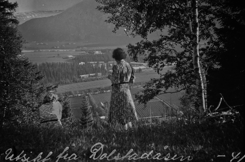 Utsikt fra Dolstadåsen i 1941. To kvinner med ryggen til. Vi ser planteskolen rett nedenfor og tyskerbrakker på Kippermoen/Nyrudskogen.