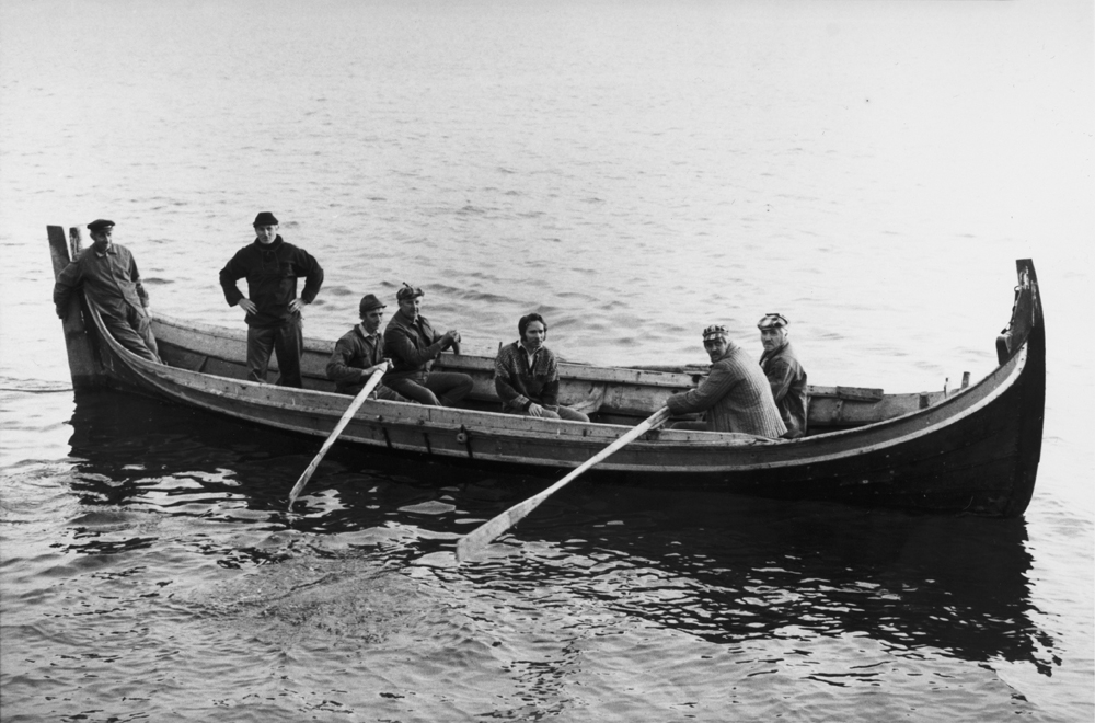 Nordlandsbåten til Leirfjords første museumsavdeling på Reines under åpningen,etter 77 år på land, bemannet med Gunnar Berntsen, Edvard Meisfjord, Sigurd Johnsen, Anton Antonsen, Kåre Hjartland, Anders Zahl og Odd Svendsen. Og båten var tett den – etter 77 år på land.