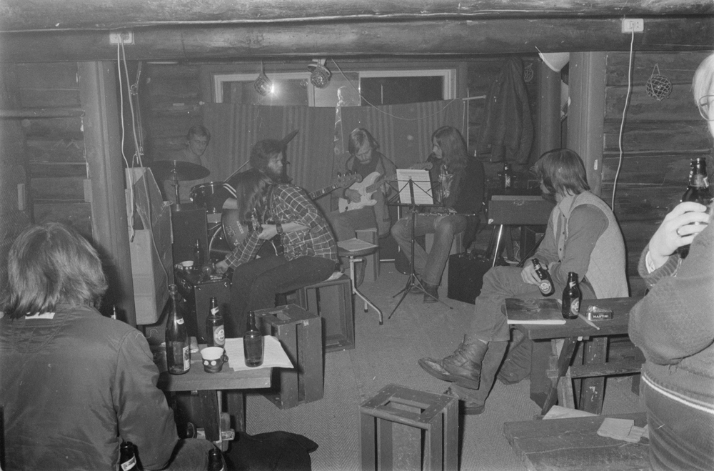 Mosjøen Jazzklubb tar i bruk Baadstøbrygga mars 1979. 
Musikere: Ole Viggo Johnsen, Ståle Kleivhaug, Torstein Bakken, Dagfinn Jullumstrø og Brynjulf Brun Svendsen
Foto:Ragnar