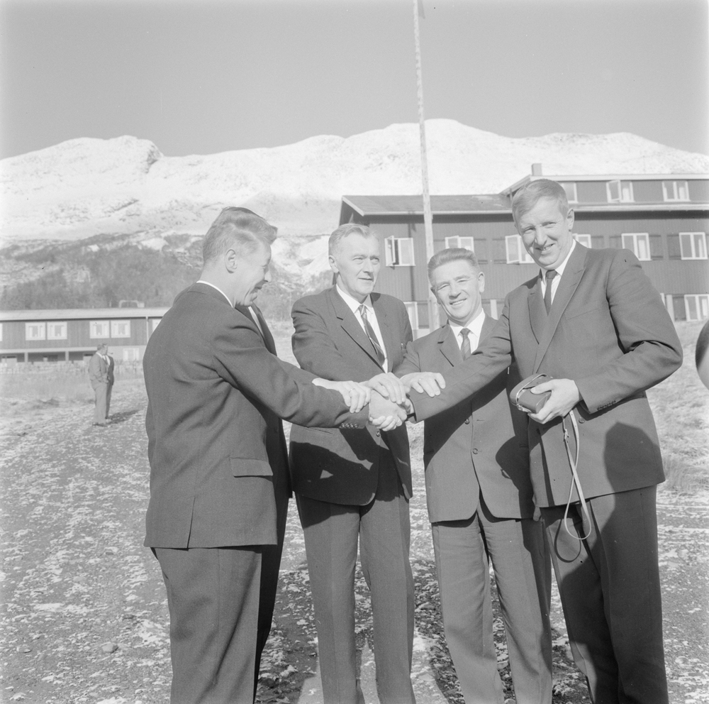 Kittelfjellmøtet om Skarmodalsvegen. Ordførere fra Vefsn, Grane, Hattfjelldal og Leirfjord.
Utenfor hotellet.