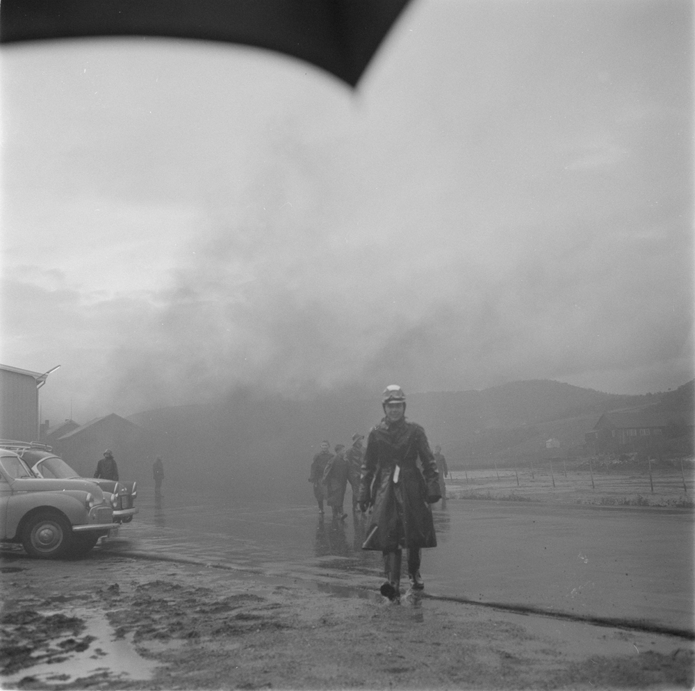 Fjernhjelmanøver i Mosjøen. Øvelse.
Fra havneområdet. Brannmann.
Baustein med Skogsosen sagbruk i bakgrunnen.