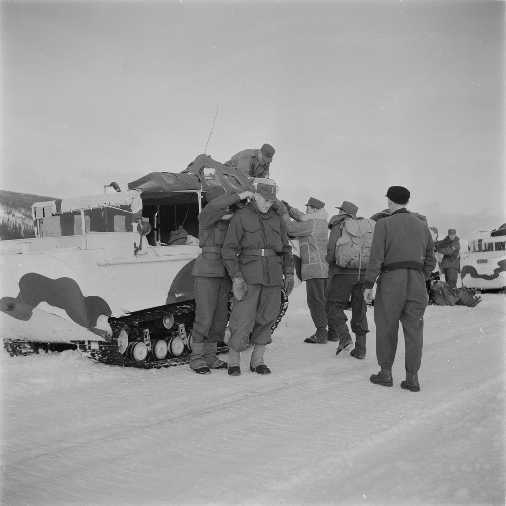 Militærøvelse på Børgefjell. Soldater og beltevogner av typen Studebaker M29 Weasel.