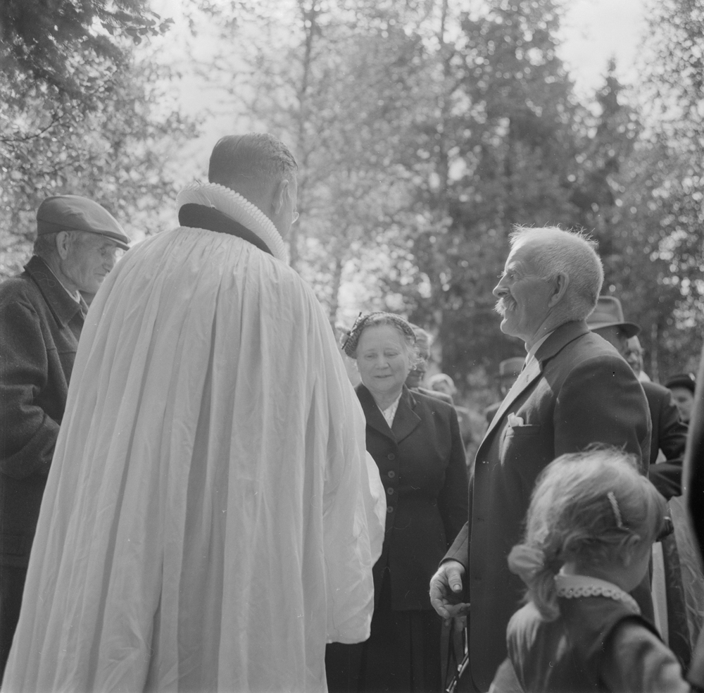 Hattfjelldal prestegjeld 100 år.
Prest eller biskop i samtale utenfor kirka.