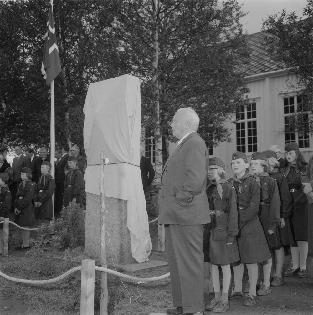 Hattfjelldal prestegjeld 100 år.
Avduking av minnestein over Ole Tobias Olsen.
Mann som taler.