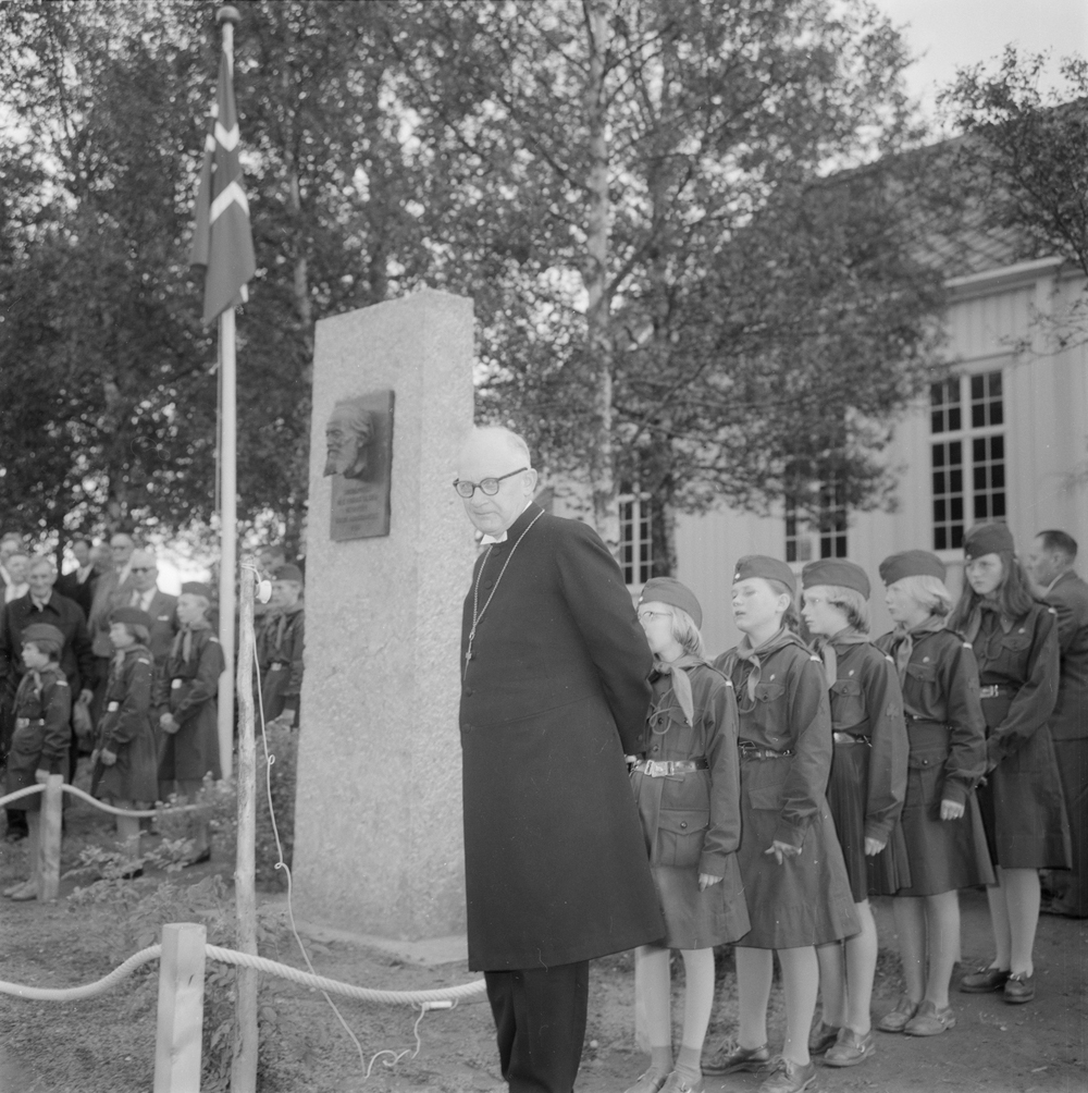 Hattfjelldal prestegjeld 100 år.
Avduking av minnestein over Ole Tobias Olsen.
Biskop som taler