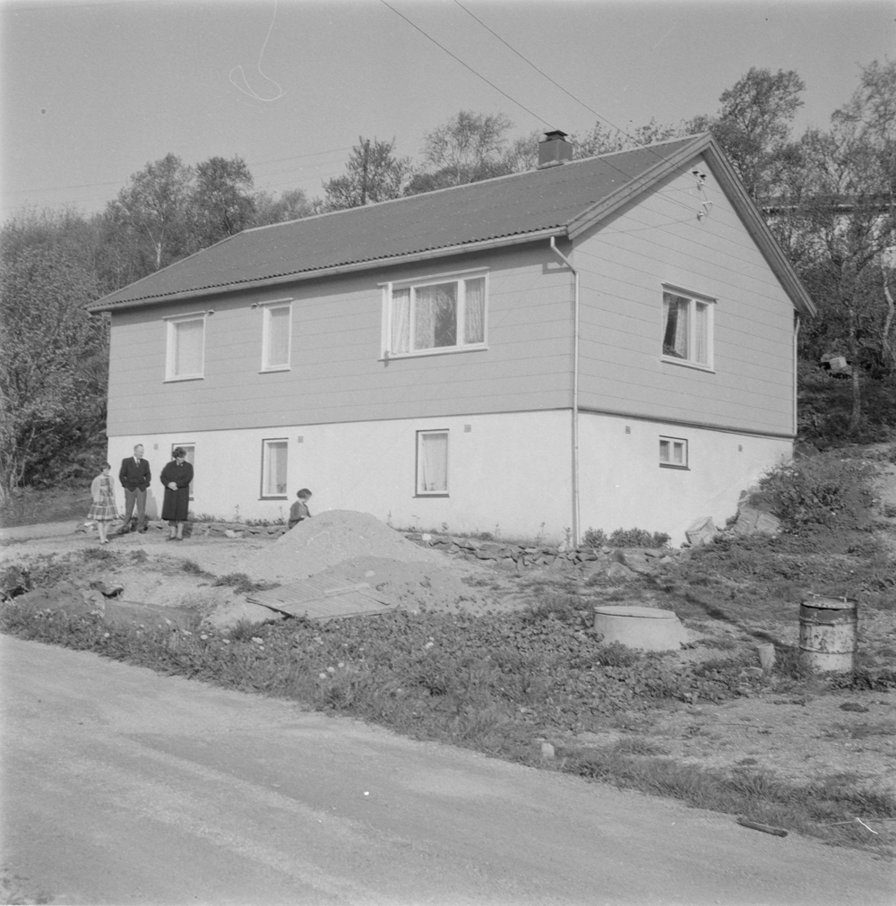 Brønnøysund eller omegn.
Dette er huset til Egil Schønning Olsen og Solveig Marie Olsen (født Busch). Huset ligger i Nedre Flatåsvei i Brønnøysund. Den ene av jentene på bildet er datteren Lisbeth født i 1953. Det er trolig sønnen Erling Sven som har tatt bildet. Han jobbet som journalist i Helgelands Arbeiderblad på tida da bildet ble tatt.