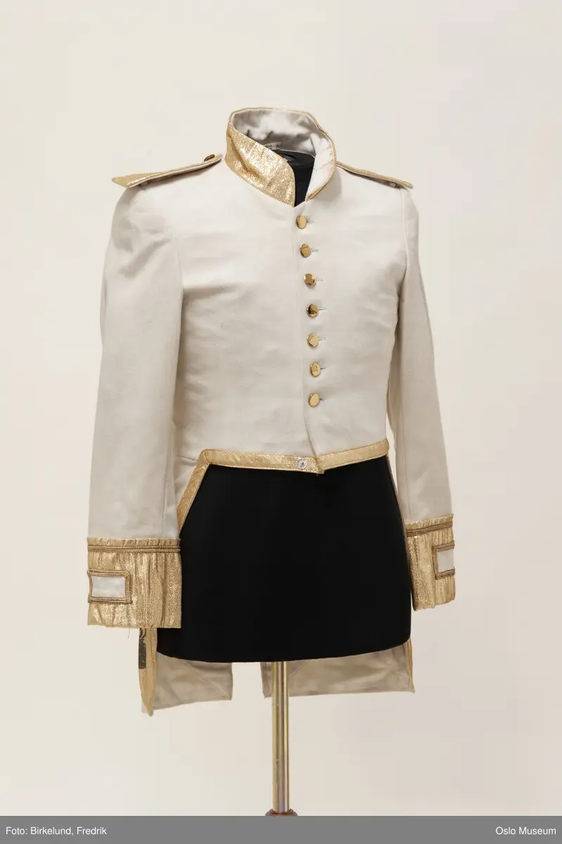 A: jakke, hvit ull med gull svalehaler
B: benklær, hvit ull, lange patinert (general)
C: benklær, hvit ull lange (fransk fanebærer)