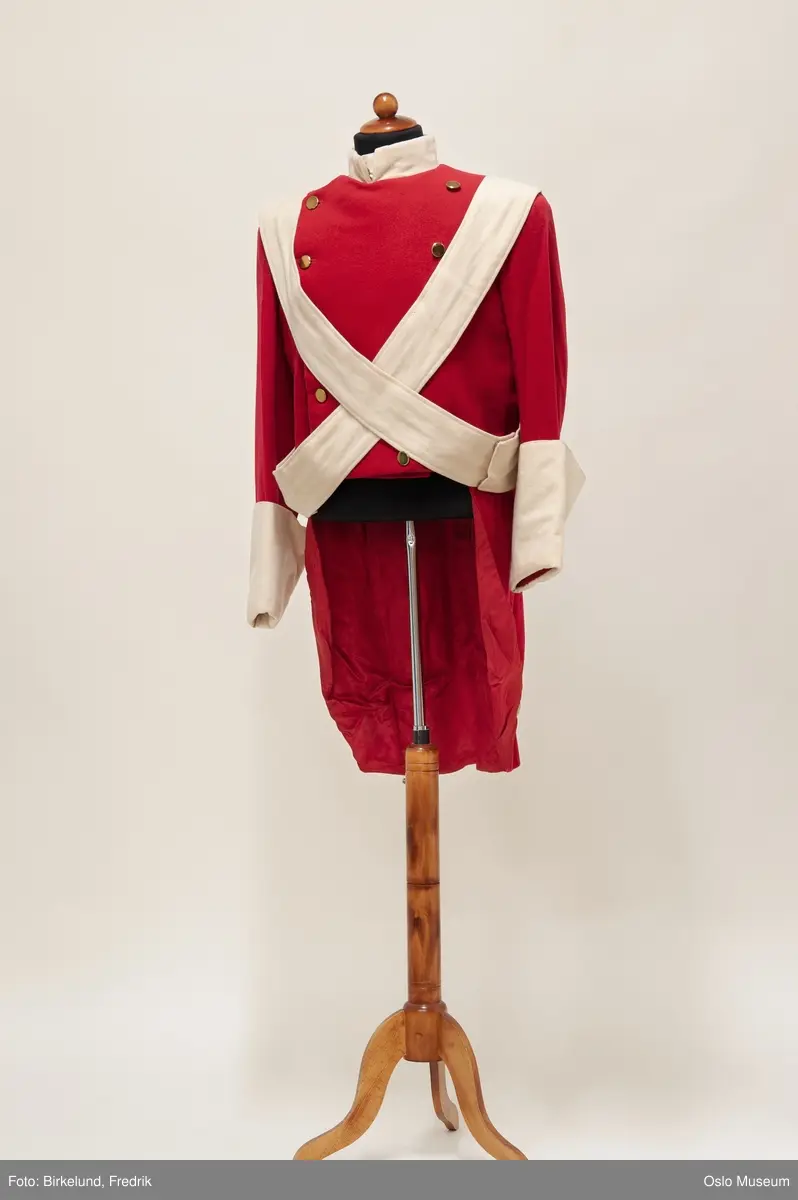 To røde uniformsjakker og en hvit bukse
A: Jakke i rød ull, med hvite slag, gullknapper og "svalehaler"
B: Jakke i rød ull, med hvite slag, hvitt kryss-"bandolær", gullknapper og "svalehaler"
C: Bukse i hvit ull