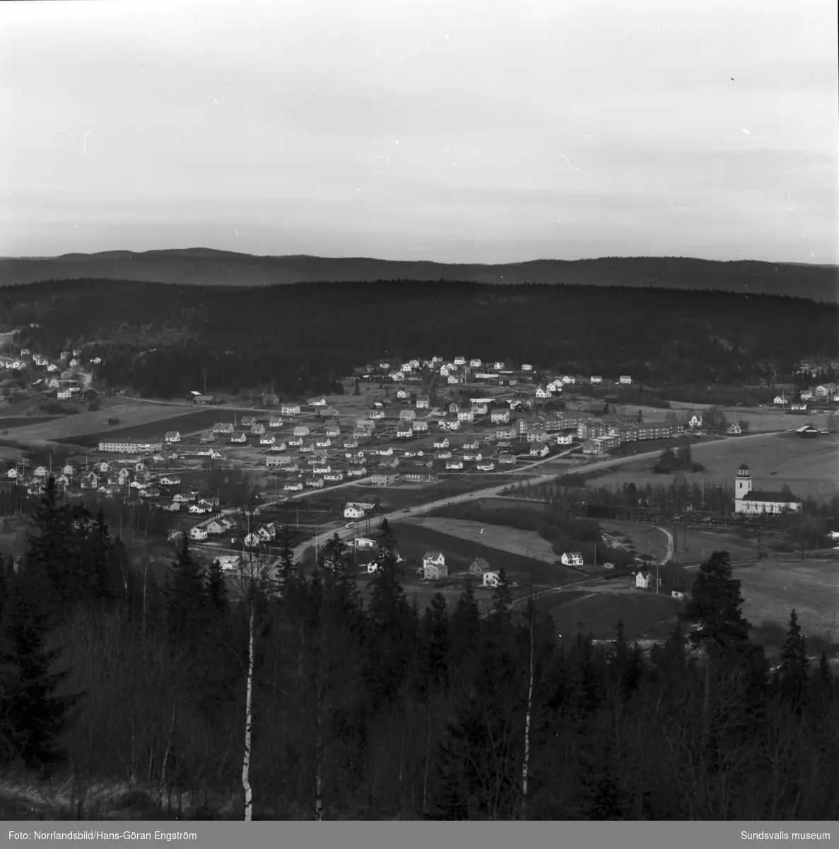 Vy över Timrådalen, Skyttberg och Fröland, tagen från Skönviksberget. Timrå kyrka till höger.