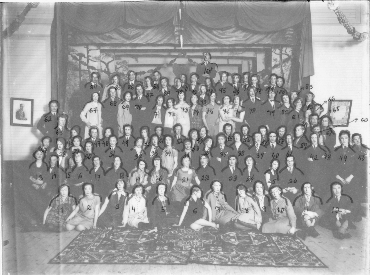 Pojk- eller jänthippa 1927 i Bergby Ordenshus. Algot Engblom som finns på bilden kallades för "Dragspelarn".