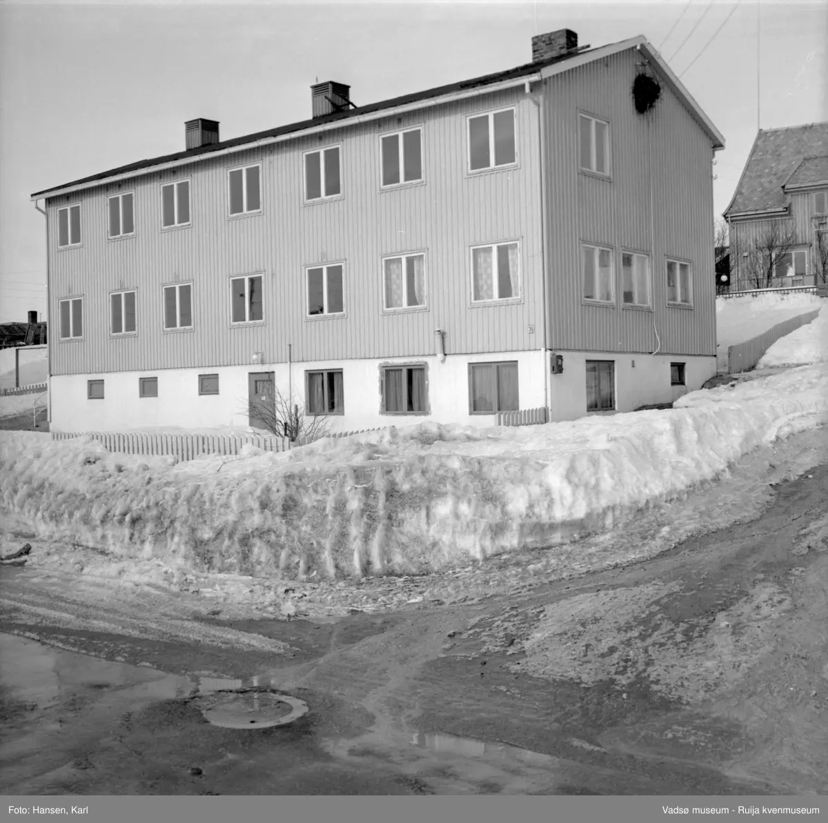 Eldrehjemmet Alders hvile i Vadsø, krysset Nyborgveien 35 -Esbensensgate,  vinteren 1964. Bygget er oppført tidlig 50-tall og har senere  vært benyttet bla til elevboliger, husmorskole, leiligheter for flyktninger